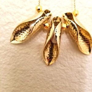 ✅3 Pearls Wrapped in Hammered Gold Leaves 15" Necklace Michael Michaud Hand Craf